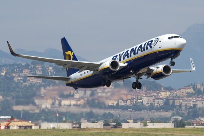 Ryanair, voli low cost, sono cambiate le regole per il bagaglio a mano: ecco le novità