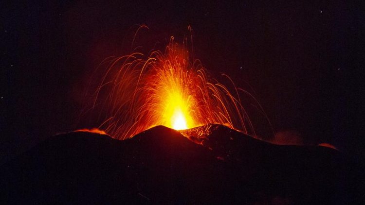 Ingv, il comunicato sull’eruzione dello Stromboli: “Generata colonna eruttiva alta 4 km”