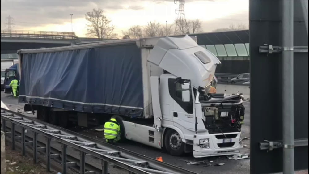 Grave incidente sull’A4 coinvolge tre mezzi pesanti: lunghe code tra Desenzano e Brescia