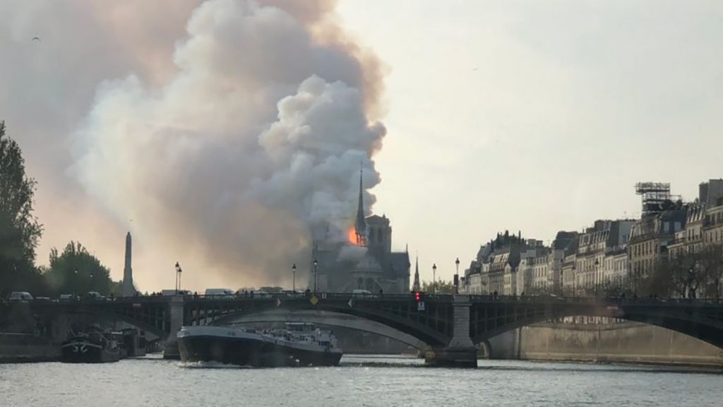 Cattedrale di Notre-Dame in fiamme: la struttura è salva, nonostante i danni