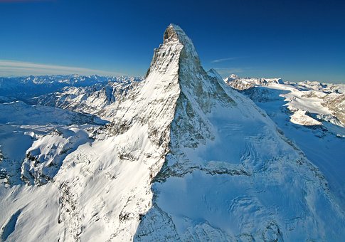 Monte Bianco, scioglimento ghiacciaio: le autorità lanciano l’allarme, evacuate le zone sottostanti