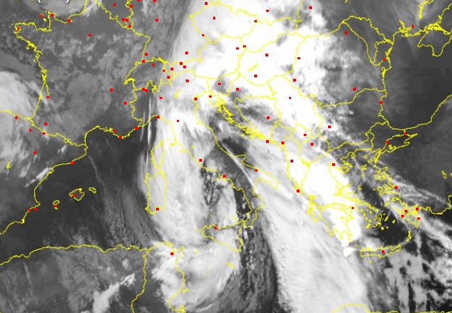 Meteo, è allerta per l’arrivo di un uragano sul Mediterraneo: porterà venti a 140 km/h