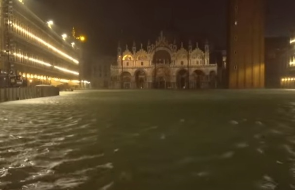 Meteo, situazione critica a Venezia: acqua alta da record e negozi invasi, c’è una vittima